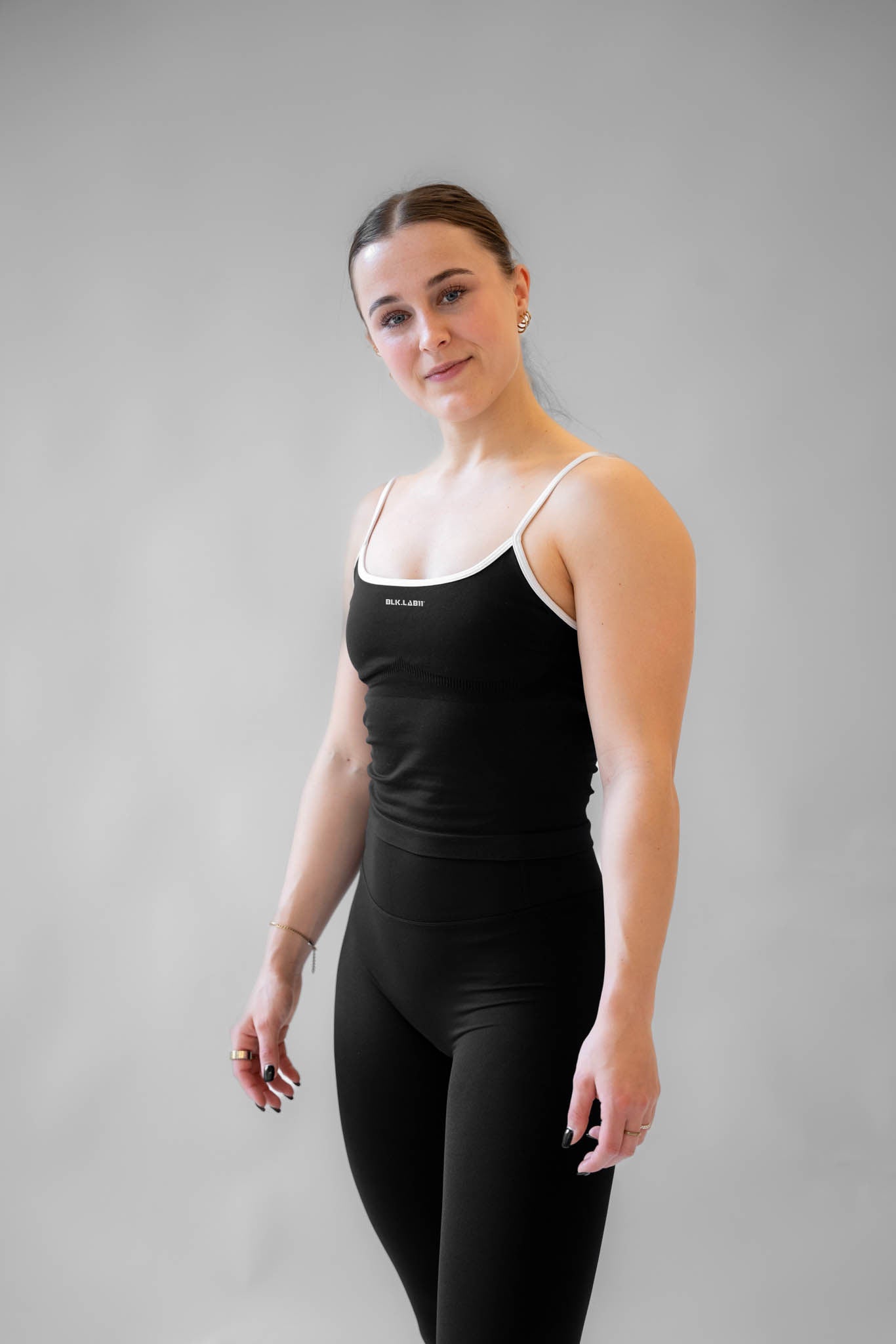 11CONTRAST STRING TOP